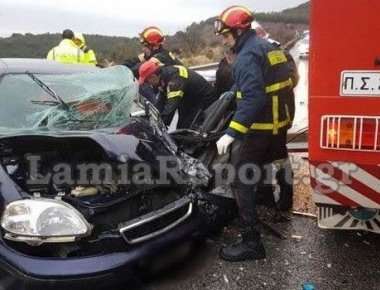 Λαμία: Πυροσβεστική και ΕΚΑΒ απεγκλώβισαν οδηγό ΙΧ μετά από τροχαίο (φωτό, βίντεο)